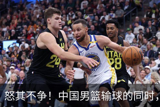 怒其不争！中国男篮输球的同时，日本替补席做出哭鼻子的嘲讽动作